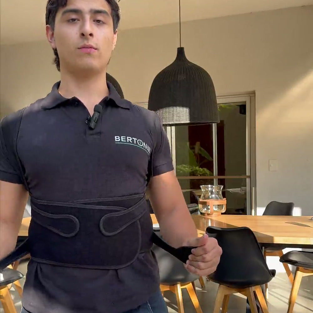Corrector postural Bertonni puesto bajo la ropa, vista frontal
